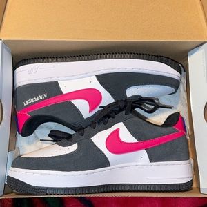 NEW. NIKE AIR FORCE 1 LV8 (GS) 6Y